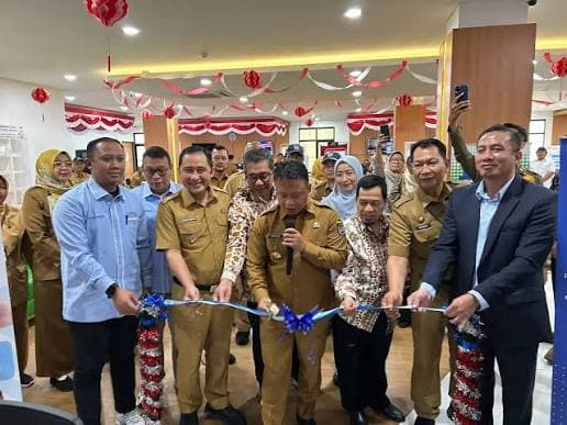 Peresmian layanan Depok College Access dengan pemotongan pita
