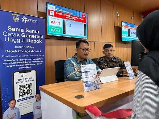 Petugas Depok College Access melayani warga di meja konsultasi
