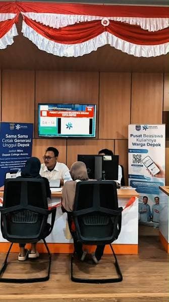Warga berkonsultasi dengan petugas Depok College Access